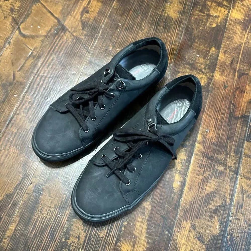 Uggs luxe minimalist size 8 black lace up sneakers
